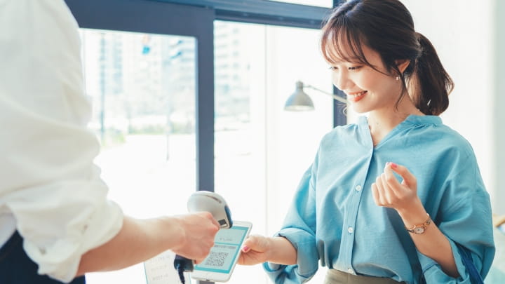 従業員特典を利用する様子